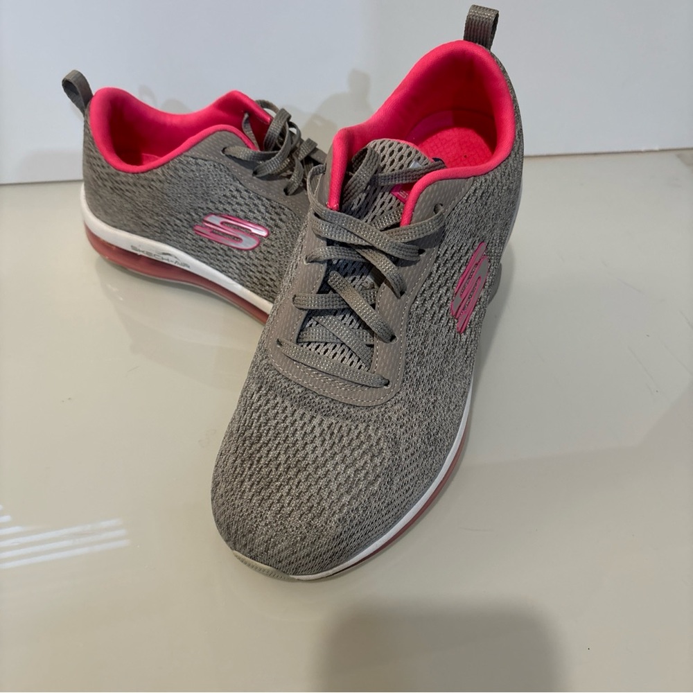 Women’s sketchers tennis shoe size 7 1/2 gray with hot pink lining - Picture 6 of 6